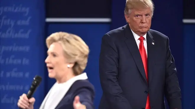 O segundo debate presidencial americano não teve púlpitos; Donald Trump e Hillary Clinton responderam às perguntas da plateia e dos moderadores caminhando pelo palco.