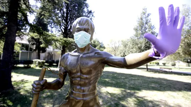 Споменик хрватског уметника Ивана Фијолића Брусу Лију у Мостару добио је заштитну опрему према прописима који важе у БиХ