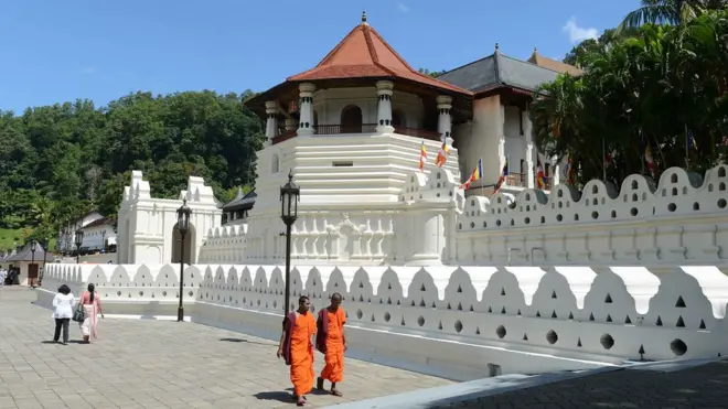 නව ව්‍යවස්ථාවට මල්වතු - අස්ගිරි නාහිමි උපදෙස්