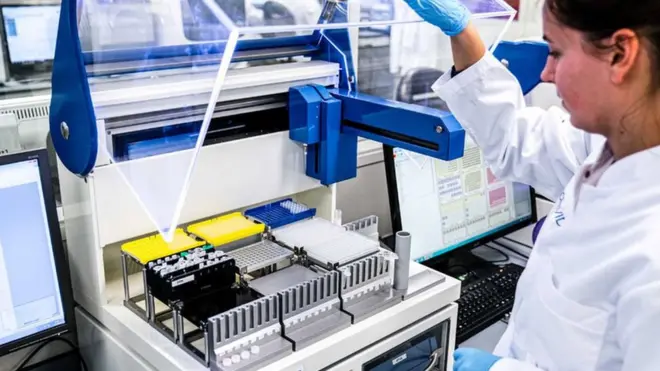 बिरामी वा सङ्क्रमण भएको शङ्का भएका व्यक्तिबाट सङ्कलित नमुनामा कोरोनाभाइरस परीक्षण गर्न पीसीआर विधि प्रयोग गरिन्छ