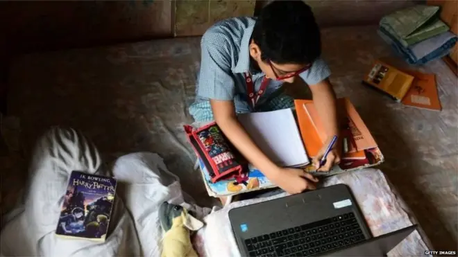 पढ़ाई करता बच्चा