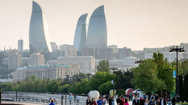 Sovet dövründən əvvəlki neft bumundan fərqli olaraq, bu dəfə binalar və körpülər qurulub tikildi, ölkənin liberallaşmasına və çiçəklənməsinə töhfə verəcək Tağıyev və digərləri kimi şəxslər ortaya çıxmadı.