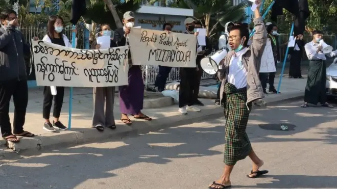 Sejumlah anak muda di Mandalay, Myanmar, Kamis (04/02), menggelar unjuk rasa memprotes kudeta militer di negara itu.