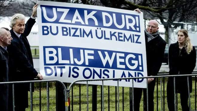 Wilders, Türkiye'nin Lahey Büyükelçiliği binasının önünde Türkçe ve Hollandaca "Uzak dur! Bu bizim ülkemiz" yazılı bir pankart açmıştı.