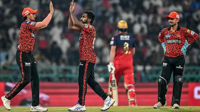 सनराइजर्स हैदराबाद के खिलाड़ी जीत के बाद जश्न मनाते हुए