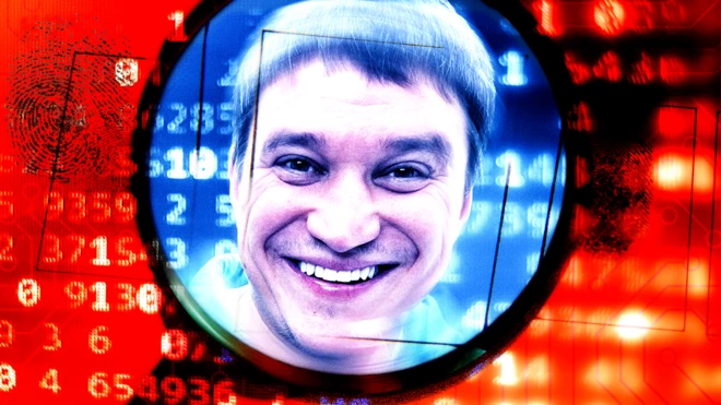 Цифровые номера и отпечаток пальца на ярко-оранжевом фоне. В центре, в рамке в виде лупы, изображен молодой улыбающийся мужчина с коротко стриженными темными волосами.