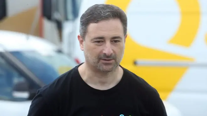 Ігор Смілянський на фоні автобуса Укрпошти 