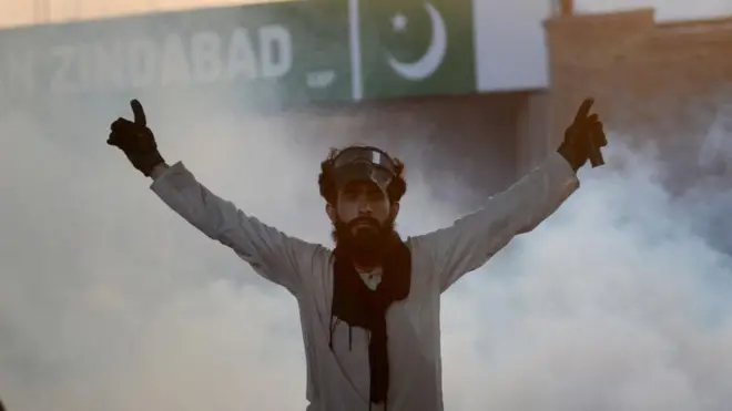 পেশাওয়ারের রাস্তায় বিক্ষোভকারীদের দমনে কাঁদানে গ্যাস ব্যবহার করে পুলিশ।