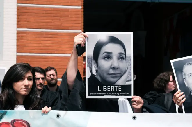 Des manifestants en France demandant la libération de la prisonnière tunisienne Sonia Dahmani.