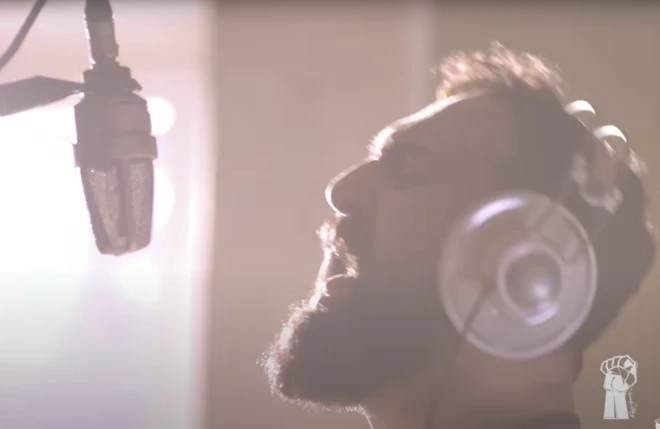 مهدی یراحی با اشاره به «چهار سال ممنوعیت از کار و تحمیل خانه‌نشینی» گفته بود به رغم فشارها و پرونده‌های قضایی، در ایران است و «ایستادگی» می‌کند.