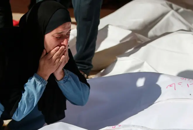سيدة تبكي خلال تشييع جنازة الفلسطينيين ممن قُتلوا في الغارات الإسرائيلية، في المستشفى الإندونيسي في بيت لاهيا، في شمال قطاع غزة، 16 مايو 2025