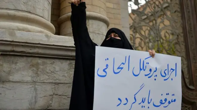 زنی در تهران خواستار توقف اجرای پروتکل الحاقی شده است