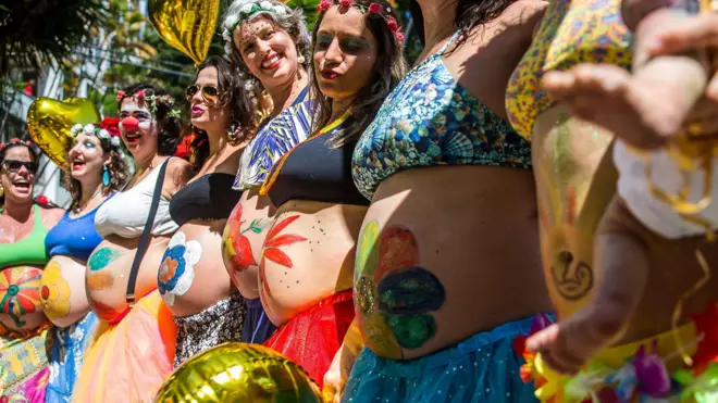 Foliãs grávidas, no desfile do bloco Gigantes da Lira, no Riomaquina de caca níqueisJaneiro