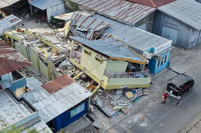 Foto udara bangunan yang rusak akibat gempa di kawasan Reo, Kabupaten Manggarai, NTT, Senin (17/8/2026).