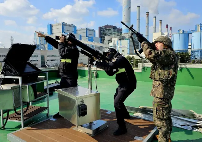 지난 3월 육군 제32보병사단이 7일 FS/TIGER 연습과 연계해 보령화력발전소에서 무인기 공격 및 폭발물 테러 상황에 대비한 통합방위작전 훈련을 하고 있다