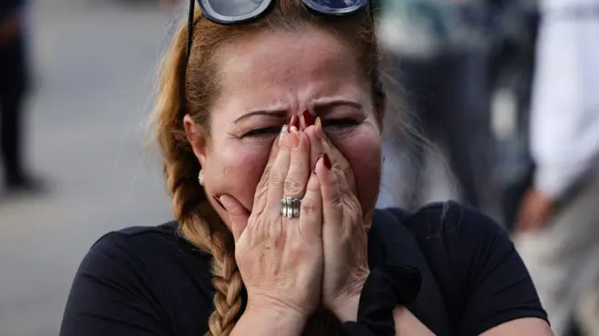 Familiares de detenidos celebran el anuncio de la liberación de presos políticos el 8 de enero de 2026 en Caracas, Venezuela.