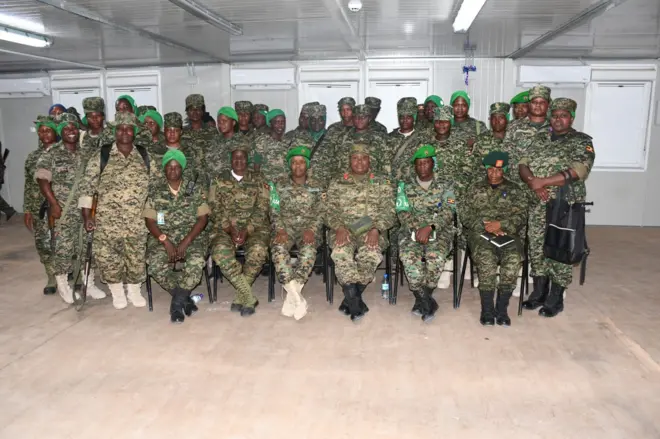 Col Betty Musuya oo sawir kula jirta gabdhaha ka tirsan Ciidamada Difaaca Shacabka Uganda ee nabad ilaalinta u jooga Soomaaliya