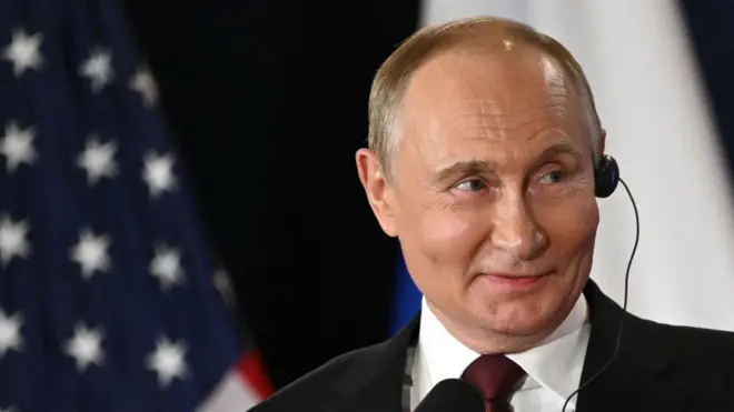 Президент Росії Володимир Путін посміхається під час спільної прес-конференції з президентом США Дональдом Трампом на базі Ельмендорф-Річардсон у п'ятницю в Анкориджі, штат Аляска