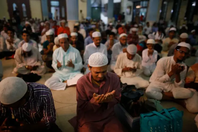 ইসলামের ইতিহাস নিয়ে গবেষণা করা ব্যক্তিদের মতে মুসলিমদের মধ্যে শবে বরাত পালনের প্রথা শুরু হয় ইসলাম ধর্মের উৎপত্তির সময় থেকেই