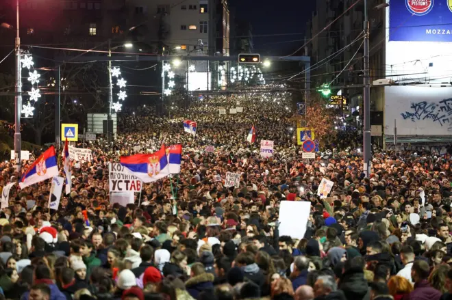 велики број људи на улицама Београда