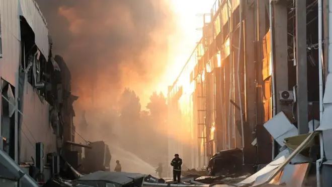 Пожежа на складах в Києві після удару балістики 