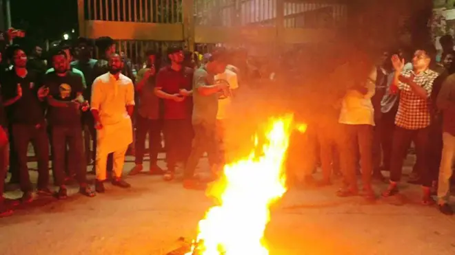 রাতে ক্যাম্পাসে বিক্ষোভ করে শিক্ষার্থীরা