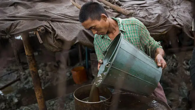 မင်းလှက ရေနံမြေတစ်ခုမှာမြင်ရတဲ့မြန်မာလုပ်သားတစ်ဦးကို ၂၀၁၅ ခုနှစ်တုန်းက မြင်တွေ့ရတာဖြစ်ပါတယ်