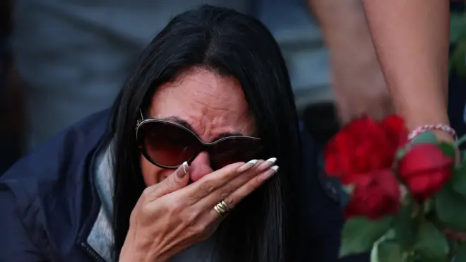 حماس کے حملے کا شکار ہونے والی ایک اسرائیلی خاتون سوگوار ہے۔