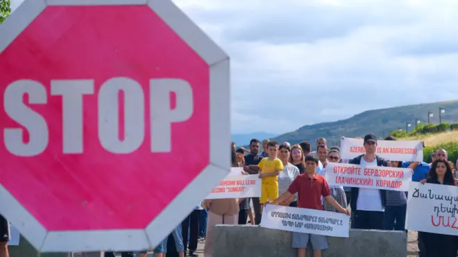 Карабахские армяне организовали акцию протеста на дороге из Агдама в Степанакерт