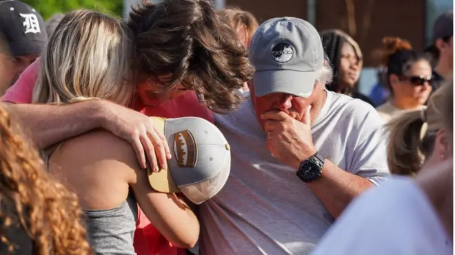 Mourners wey attend vigil