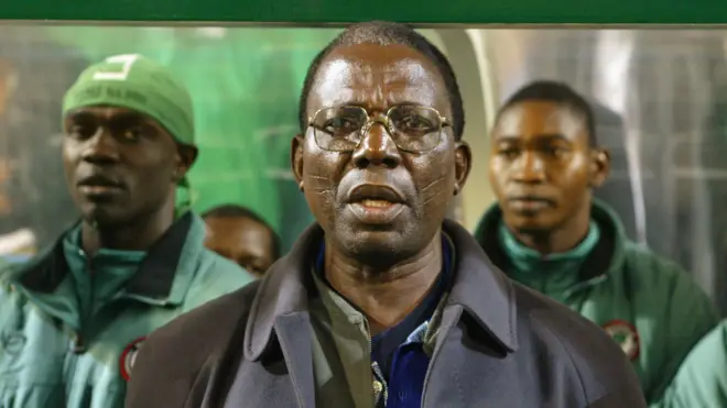 Akọnimọọgba Super Eagles tẹlẹ, Adegboye Onigbinde, wọ aṣọ akọnimọọgba lori papa pẹlu awo loju rẹ