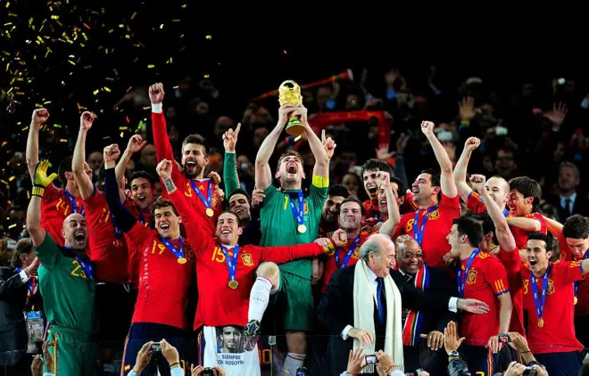 Iker Casillas (Espagne) célèbre la victoire en Coupe du monde avec ses coéquipiers lors de la finale de la Coupe du monde de la FIFA 2010 en Afrique du Sud, opposant les Pays-Bas à l'Espagne, au Soccer City Stadium de Johannesburg, le 11 juillet 2010.