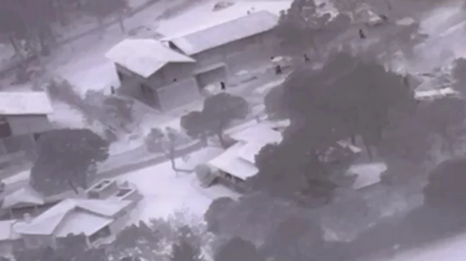 Una imagen de dron con unas cabañas