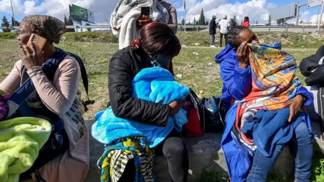 Des migrants subsahariens campent devant l'ambassade de Côte d'Ivoire à Tunis, le 28 février 2023
