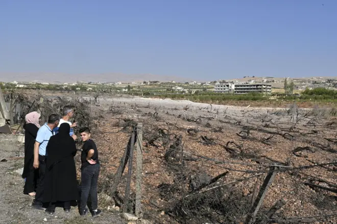 Pessoas inspecionam o local, alvobaixar site de aposta betanoataque noturno, na áreabaixar site de aposta betanoNabi Sheet, Valebaixar site de aposta betanoBekaa, Líbano