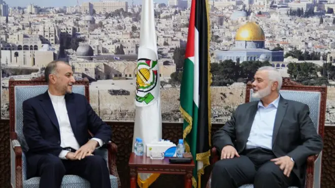 হামাস নেতা ইসমাইল হানিয়ার সাথে বৈঠক করে কাতারের পররাষ্ট্রমন্ত্রী হোসেন আমির আব্দোল্লাহিয়া।