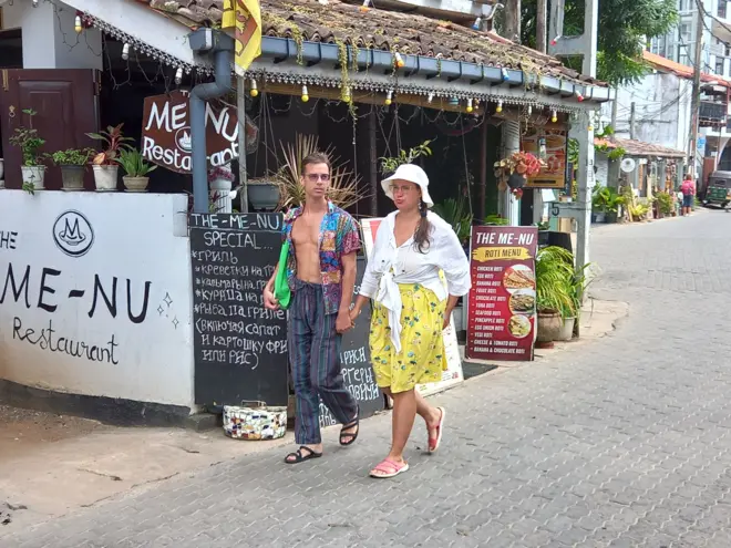 ගාල්ල, උණවටුන ප්‍රදේශයේ සංචාරක හෝටල් ව්‍යාපාරය වැඩි වශයෙන් රුසියානු ජාතිකයින් අතට පත්ව ඇතැයි උණවටුන සුළු හා මධ්‍ය පරිමාණ සංචාරක ව්‍යවසායකයන්ගේ සංගමයේ සභාපති නීතිඥ රූපසේන කොස්වත්ත පැවසීය.