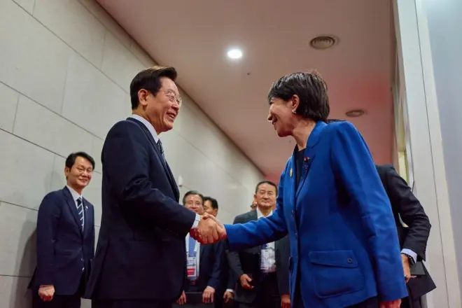 이재명 대통령과 악수하는 다카이치 사나에 일본 총리 