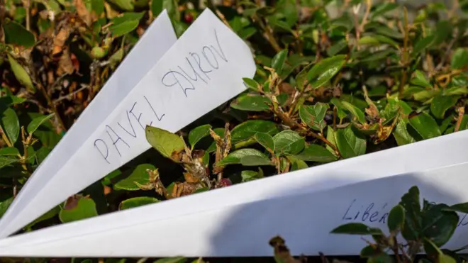 Символ Telegram, бумажный самолетик, на котором написано «Свободу Павлу Дурову», акция в Москве у посольства Франции