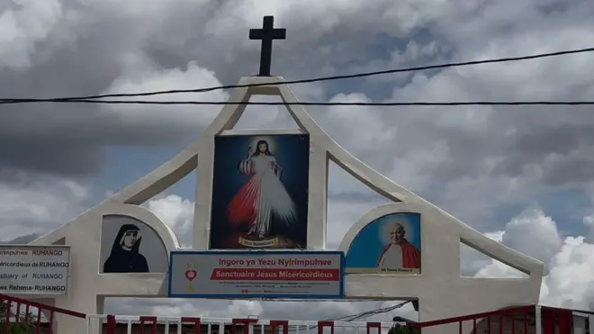 Igice cy'imbere cy'ahantu hasengerwa kiriho umusaraba n'amafoto