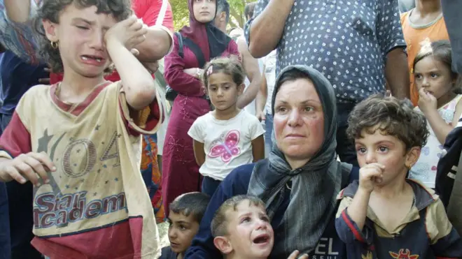 Residentes del sur de Líbano en la ciudad portuaria de Saida tras huir de los bombardeos israelíes, el 21 de julio de 2006.