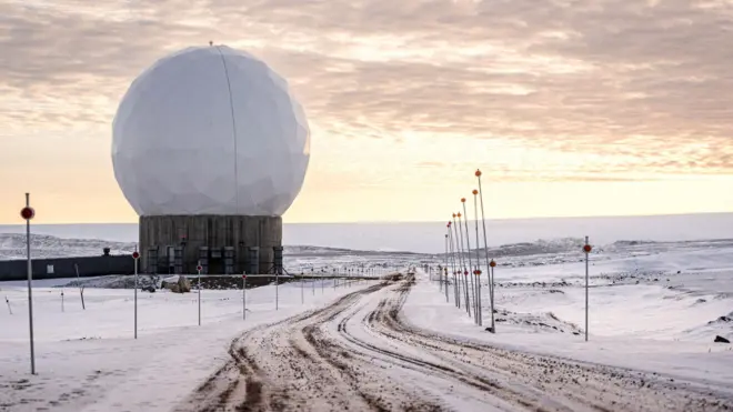 منظر لقاعدة بيتوفيك الفضائية (قاعدة ثولي الجوية سابقًا) في غرينلاند، غيرت القاعدة اسمها في وقت سابق من عام 2023. والسبب وراء الاسم الجديد هو أن القاعدة لم تعد مأهولة بأفراد من القوات الجوية الأمريكية، بل من قوة الفضاء الأمريكية