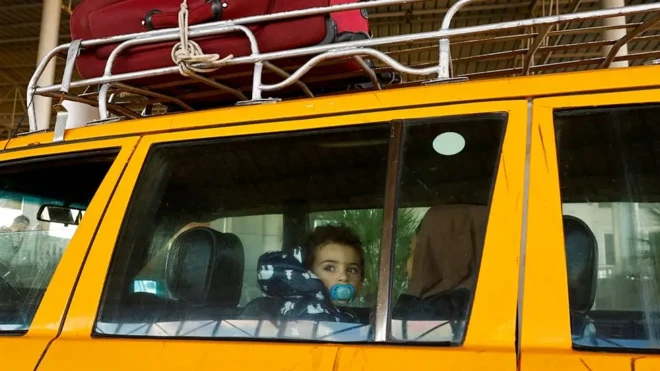 کودکی همراه مادرش در خودرویی زرد رنگ