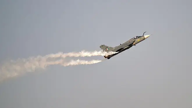 दुबई के अल-मकतूम इंटरनेशनल एयरपोर्ट पर एयरशो के दौरान तेजस विमान, तस्वीर 20 नवंबर की है