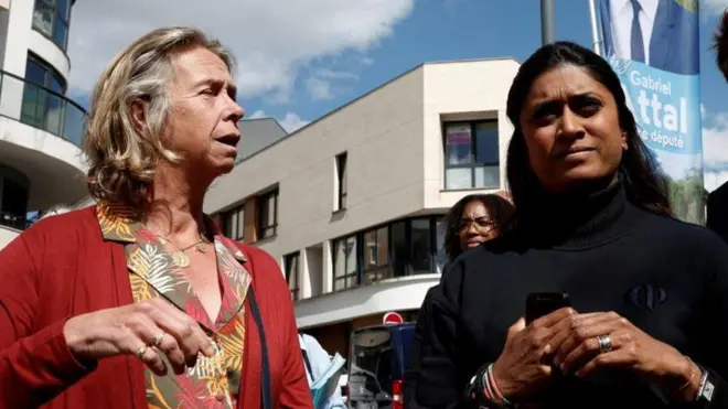 Fransa'da hükümet sözcüsü Prisca Thevenot (solda) ve yardımcısı Virginie Lanlo