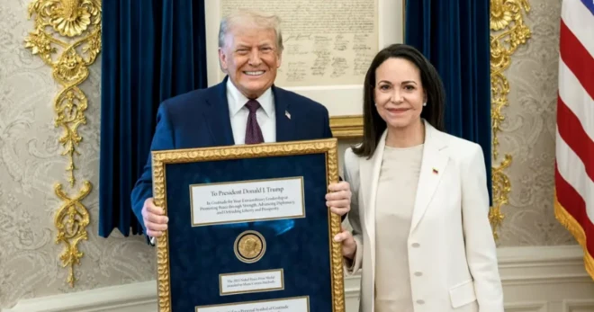 ABD Başkanı Donald Trump ve Nobel Barış Ödülü madalyasını ona veren Venezuelalı muhalif lider Maria Corina Machado