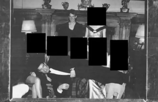 Hombre rodeado de mujeres