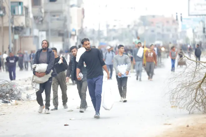 فلسطينيون يحملون مساعدات