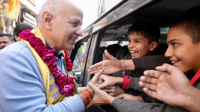 जंगपुरा सीट पर प्रचार के दौरान स्कूली बच्चों से मिलते मनीष सिसोदिया