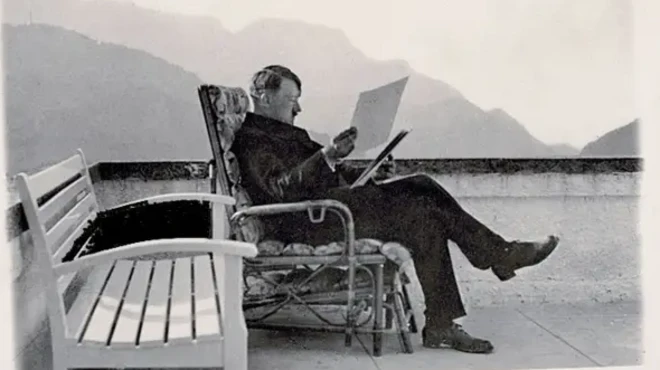 هیتلر در حال خواندن برگه ای در دست دارد